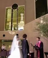 ロビーでの模擬挙式シーン