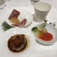 前菜ですが、この後スモークされた料理がでたり演出もありました