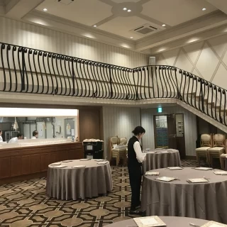 白っぽい明るい会場で、オープンキッチンが良かった。