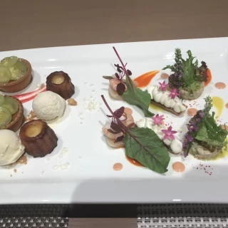 飾り付けが可愛らしく、カヌレなどのお菓子もお洒落だった。