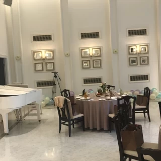 白くて、結婚式場の雰囲気にぴったりの会場だった。