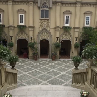 フラワーシャワーのできる階段
