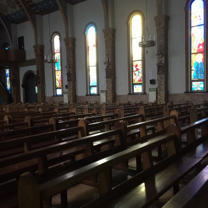 教会の椅子は長くてゆったりと座れます。|549046さんのサレジオ教会の写真(909342)