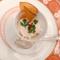 前菜？の1品です。デザートみたいで美味しかったです。