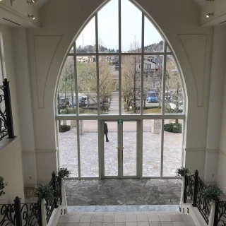 別のチャペルから降りるときに見える外の景色