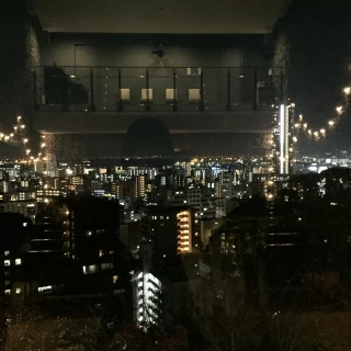 会場の窓から見た夜景