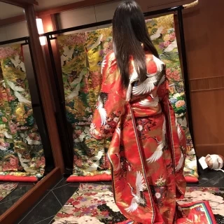 和装の試着をさせてもらいました！こちらは赤の色打掛
