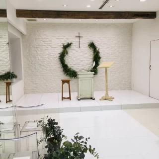 白に緑が映える会場