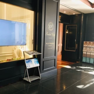 エスカレーターを上がったすぐの外観