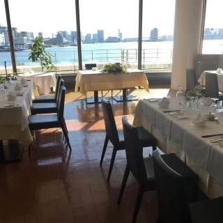 食事会場予定のトップオブサイドさんです