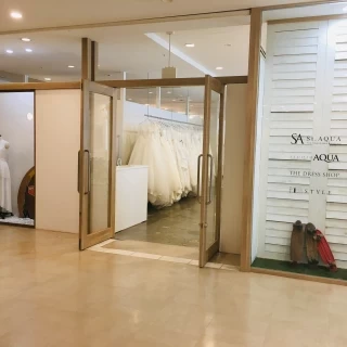エスカレーターを上がった外観です