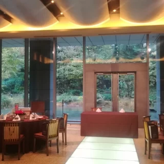 窓をバックに新郎新婦のお席です。