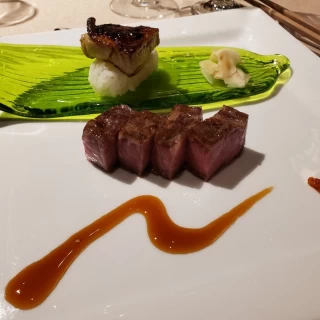 国産牛の網焼き、フォアグラ寿司