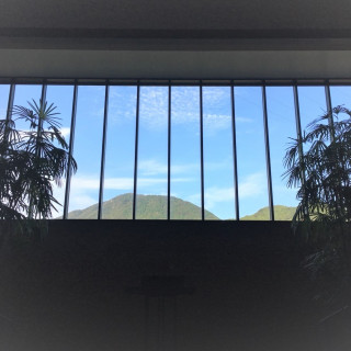 カーテンを開くと窓には宝満山の景色が広がります。