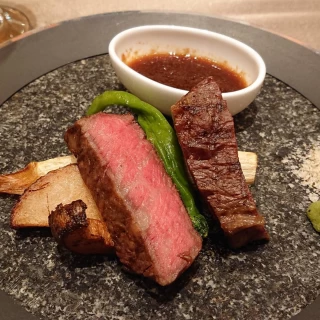 お肉料理（器があたたかいです）
