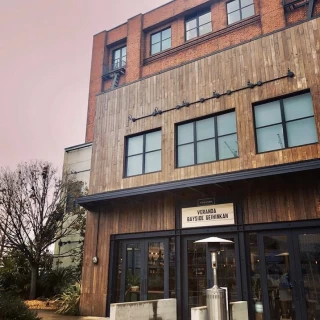 一見式場には見えない、オシャレな建物です。