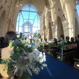 ナチュラルな雰囲気で自然光が差し込むすてきなチャペルです。