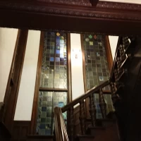 ステンドグラスがある階段。ここで写真を撮れます