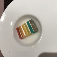 七色のケーキだそうです。綿飴がかかってました