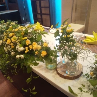 グリーン多めで白黄色のお花でお願いし、切り株は持ち込んだ
