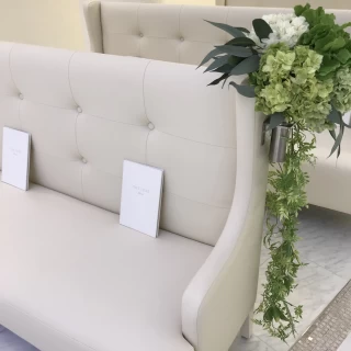 チャペル装花とソファ