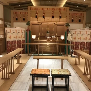 100名収容可能な神前式会場。モダンで綺麗。