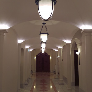 チャペル控室までの廊下、照明もおしゃれです|549757さんのMerveille(メルヴェーユ)（ウエディング取扱終了）の写真(913418)