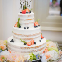ケーキ周りはお花と持ち込みケーキトッパーを。