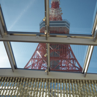 会場の天井がガラスになっていて、東京タワーを見上げる。