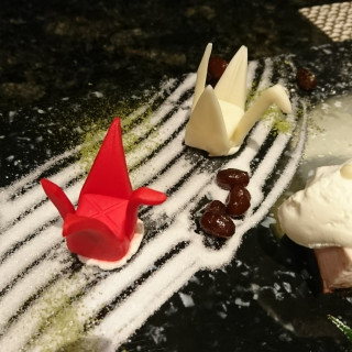 デザートです。鶴はチョコレート細工です。