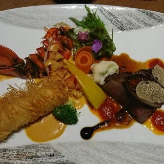 オマールエビ、フィレステーキ等ワンプレート料理です。