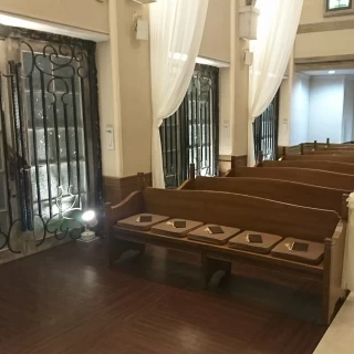 挙式会場ゲスト席と装飾です。