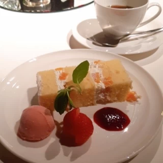 お料理　ウェディングデセールとティー