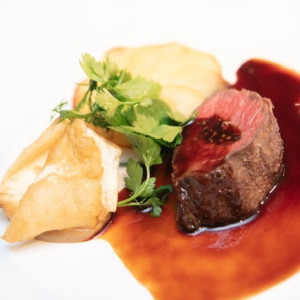 国産牛のランプ肉のロースト赤ワインソース菊芋とハーブのサラダ|550030さんのforty three（フォーティースリー）の写真(1002871)