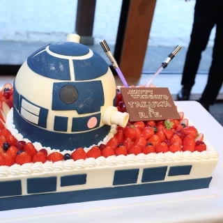 生ケーキです。これに会場が用意した日本刀で入刀しました。