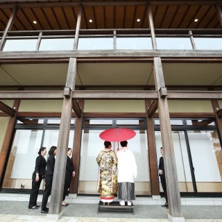 披露宴会場での最初の登場前です。庭園をバックに外から登場です