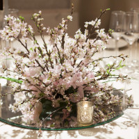 ゲストテーブルには春の挙式に合わせて桜を飾ってもらいました
