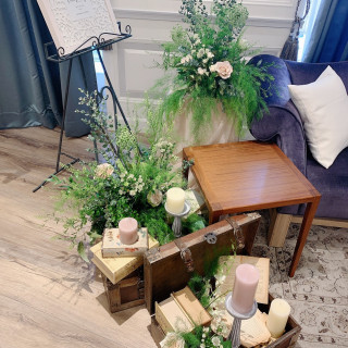 グリーンベースに白とベージュピンクのお花を入れてもらいました