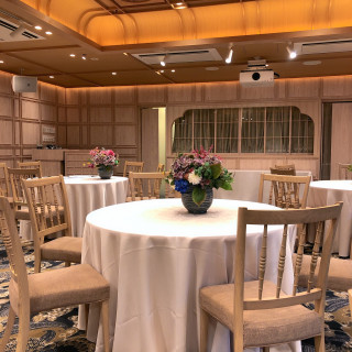 木の色で温かみを感じられる会場でした。