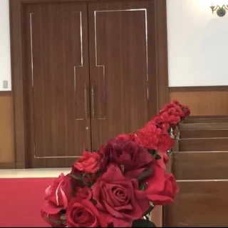 バージンロードが赤でドレスが映えます。