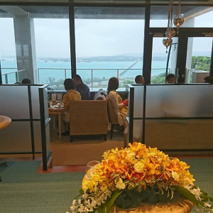 2階カフェ会場の新婦側からの景色です。|550329さんの古宇利島 空と海のウェディング(ワタベウェディング)の写真(917343)