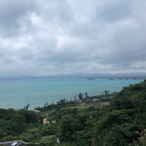 雨の日はこのように会場から見えます。|550329さんの古宇利島 空と海のウェディング(ワタベウェディング)の写真(917342)