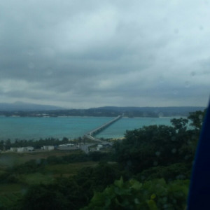 雨の日の教会が位置する高さからの景色です。|550329さんの古宇利島 空と海のウェディング(ワタベウェディング)の写真(917345)