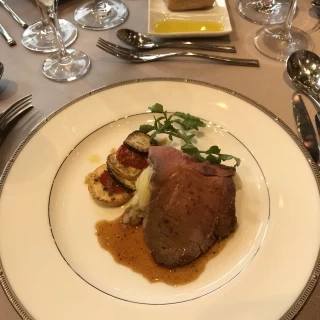 肉料理。