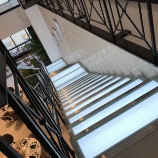 階段が光ります。