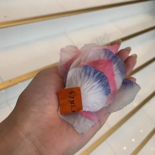 持込みのフラワーシャワーにはライブのテープも混ぜました