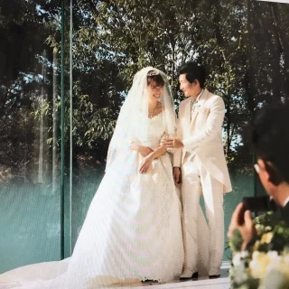 誓いの言葉を噛んで微笑む新郎新婦