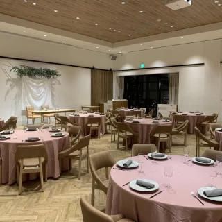 シンプルでアレンジが効く会場