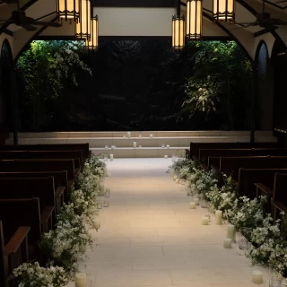 バージンロードの奥に滝があり、暗色のため、新婦のドレスが映え