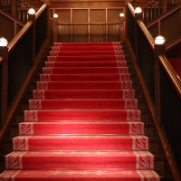 有名な階段、赤の絨毯がかっこよく、ドレスが映えます